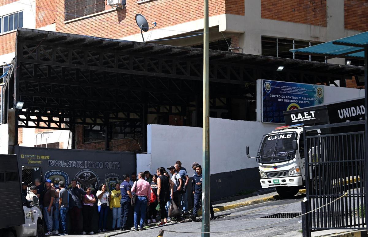 Familiares de personas detenidas durante las últimas protestas en Venezuela esperan noticias de la policía