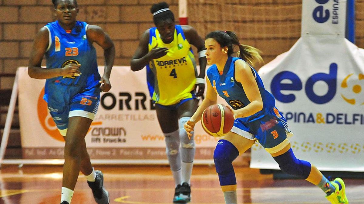 Patricia Vicente con el balón corriendo por delante de Wantama y Dembele.