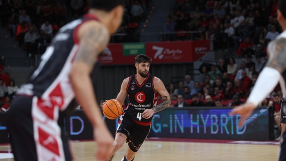 Santi Yusta sube el balón durante el partido del domingo frente al Baskonia.
