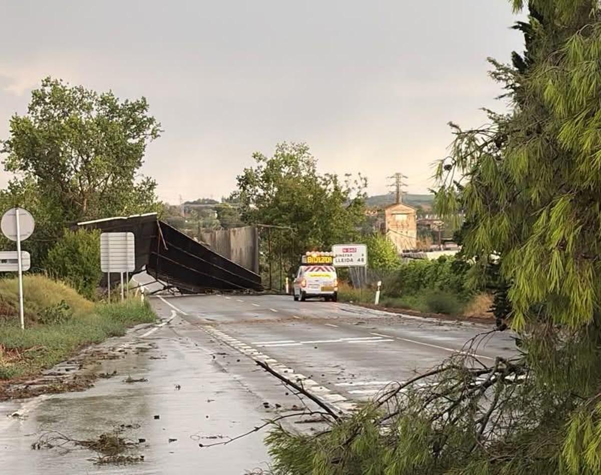 La cubierta de un edificio ha caído sobre la carretera N-240.