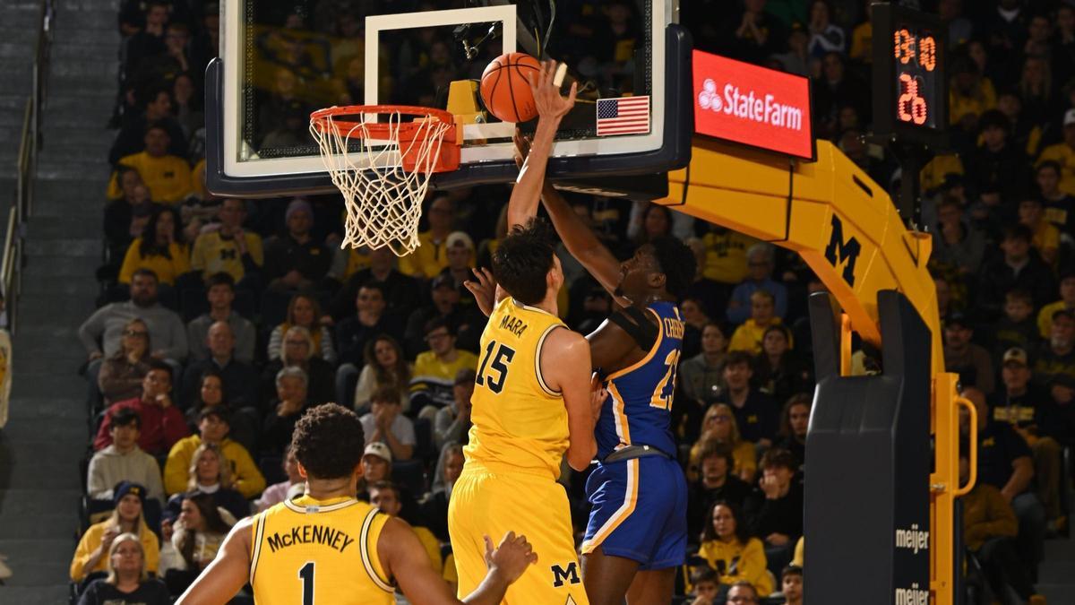 Aday Mara realiza un tapón en el partido entre los Michigan Wolverines y los McNeese Cowboys.