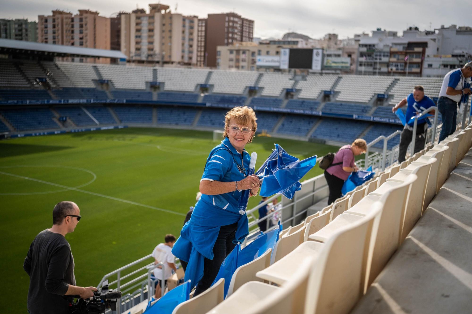 Preparación del tifo gigante para el partido CD Tenerife - UD Las Palmas