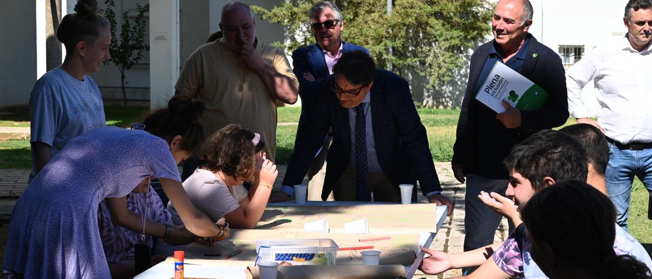 El consejero de Sanidad y el presidente de Plena Inclusión visitaron ayer el campamento en la Rucab.