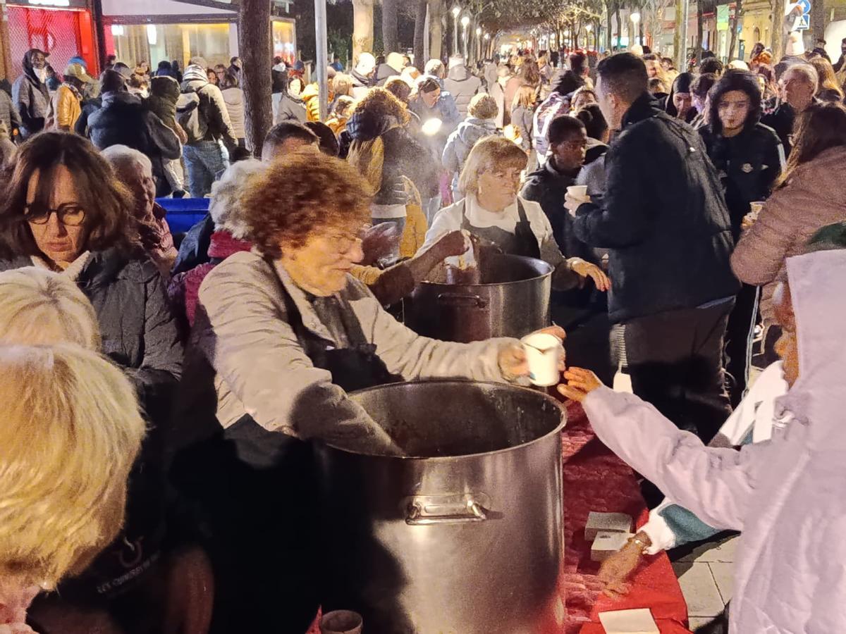Un moment de la xocolatada popular a Salt.