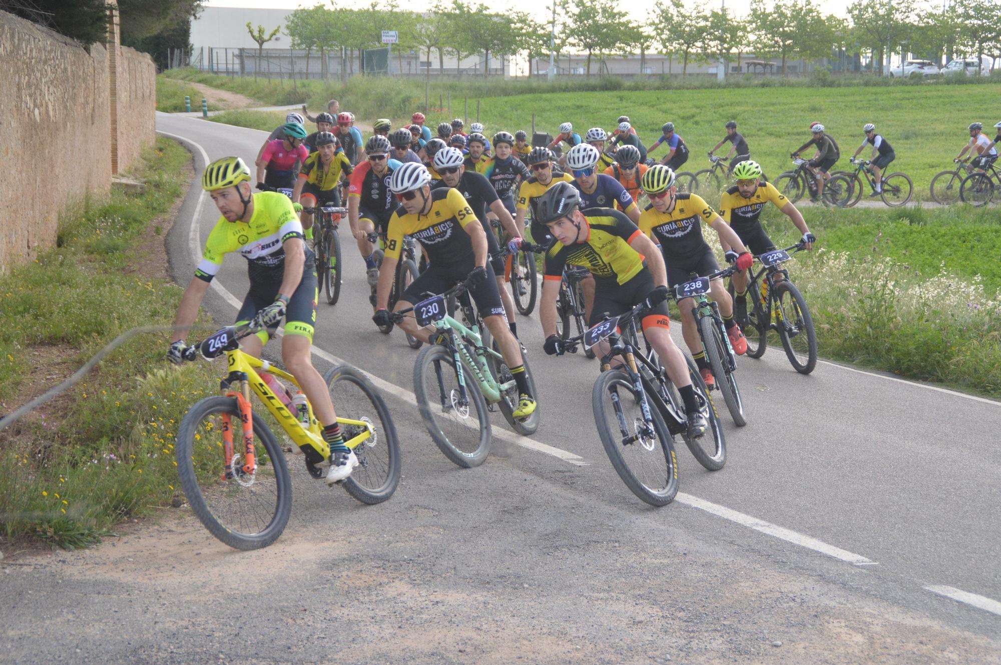 Dos-cents ciclistes estrenen a Llers l'Embruixada de BTT