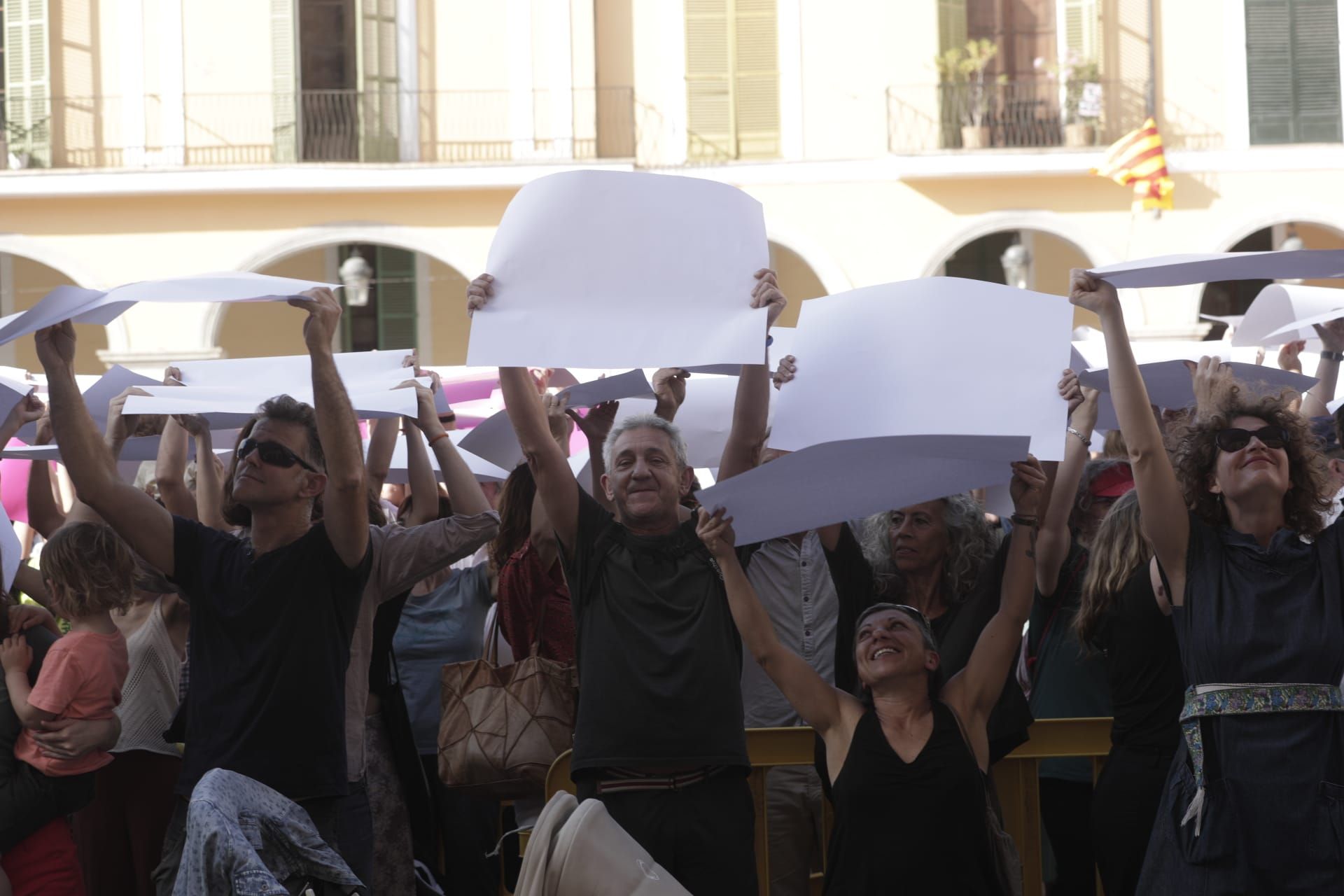 Un enorme mosaico humano pide justicia climática en la Plaza Mayor