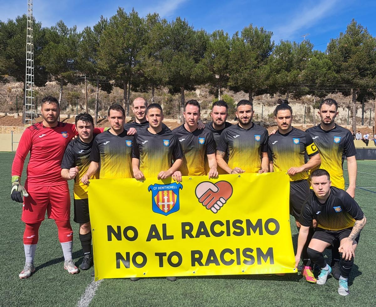 Uno de los equipos locales de fútbol posa con la pancarta