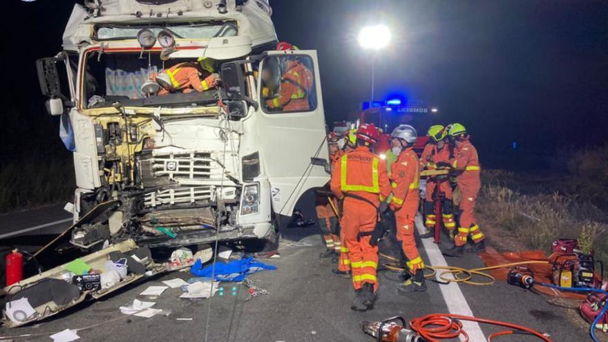 Brutal accidente en Vallada: Dos camiones chocan de madrugada