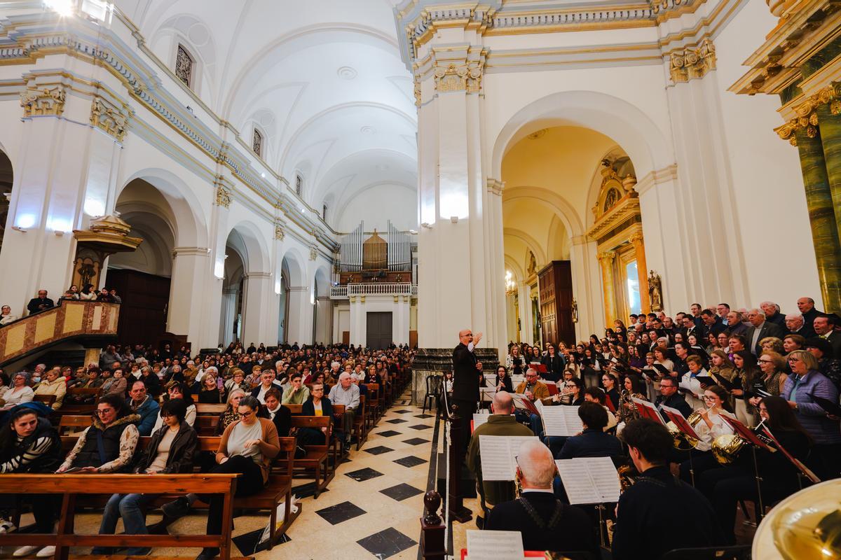 Un momento del canto de los Siete Dolores de la Virgen en la iglesia de Belén de Crevillent