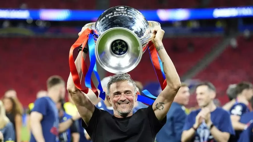 ¡Euforia de Luis Enrique y los jugadores del PSG llevando la copa a París!