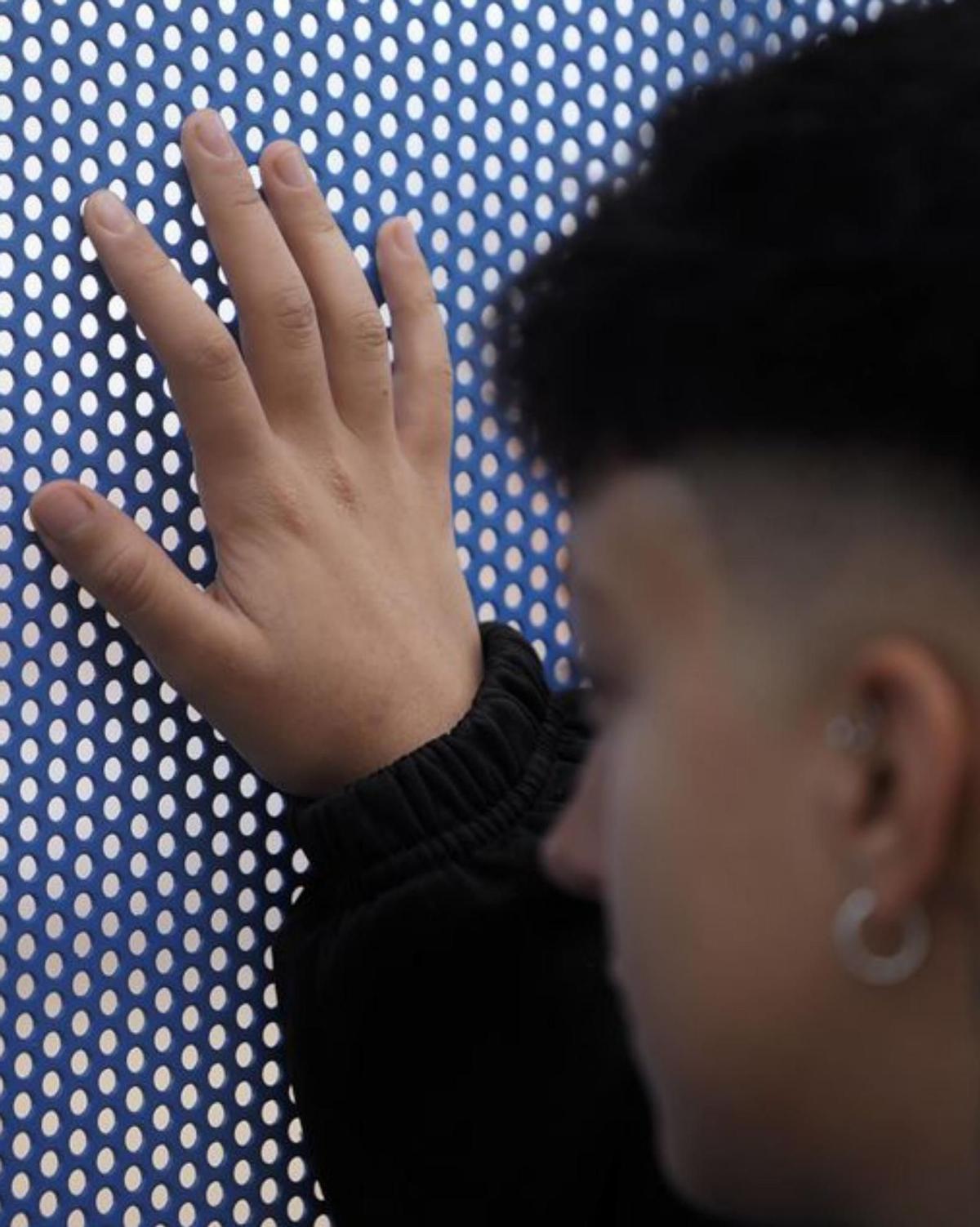 La joven zamorana observa desde la valla del Colegio Juan XXIII.