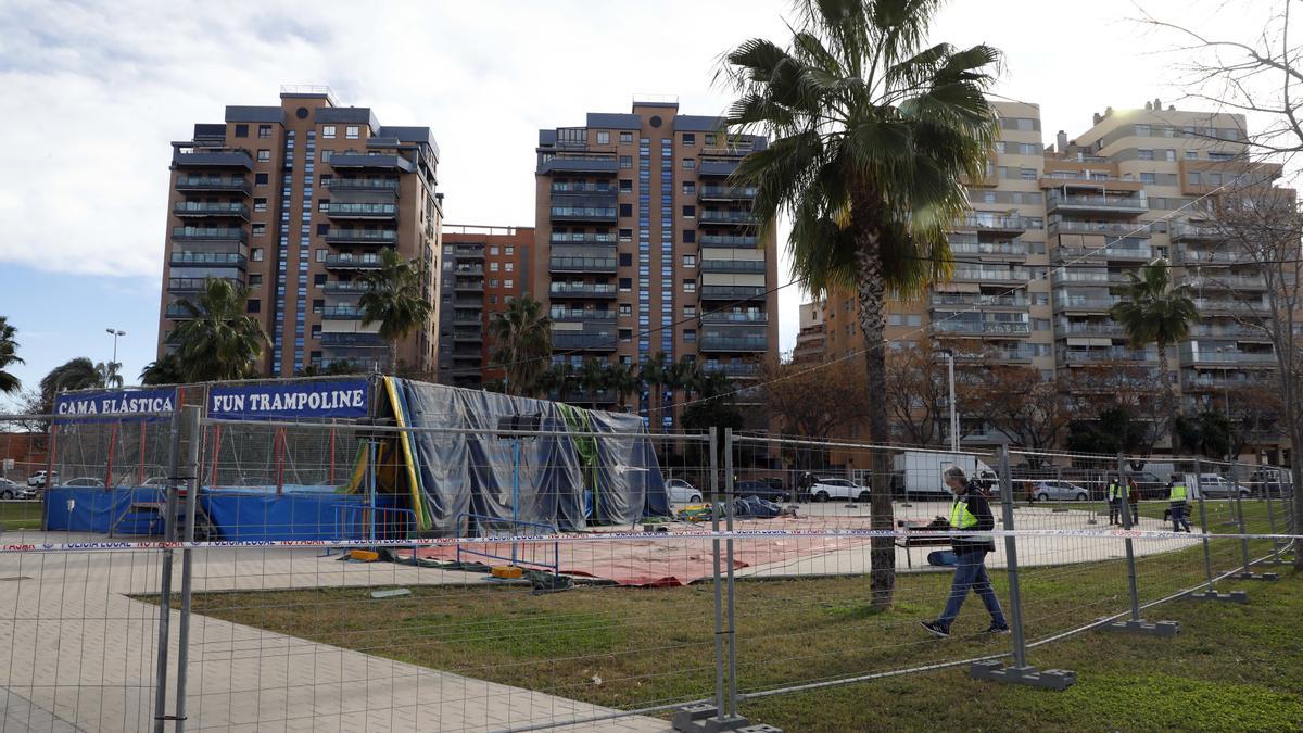 La Policía Científica inspecciona el lugar que ocupaba el castillo, a 70 metros de donde debía estar y totalmente expuesto al viento.