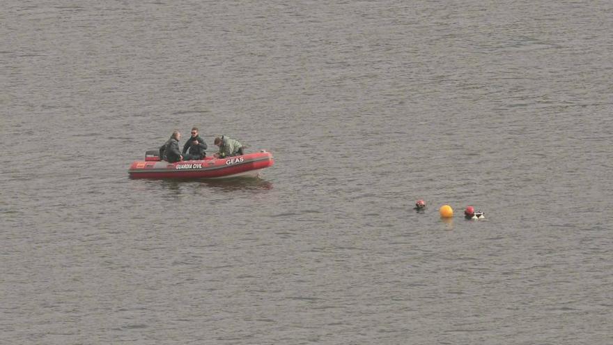 Submarinistas de la Guardia Civil durante la búsqueda.