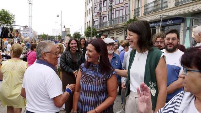 Ana Pontón acompaña a Lucía Santos en un paseo por Marín.