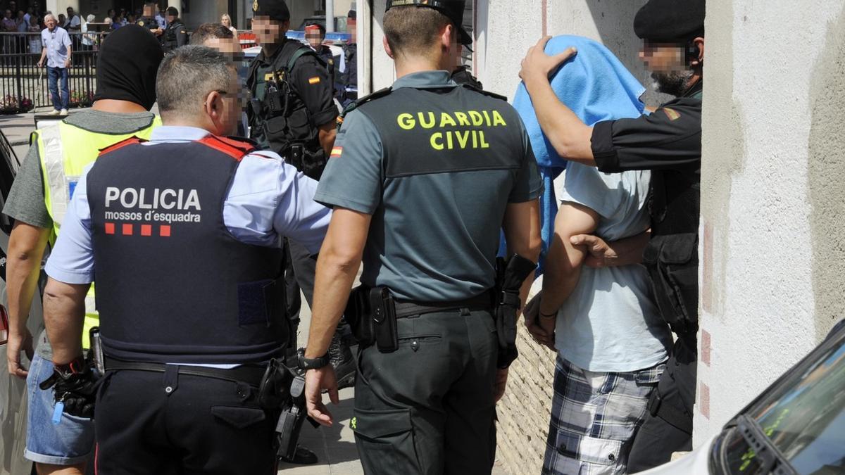 Guardia Civil y Mossos d Esquadra se llevan a un detenido en Ripoll.