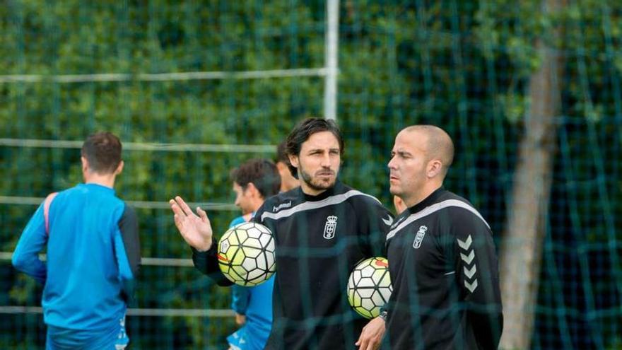 David Generelo, a la izquierda, dialoga con Nacho Gonzalo, preparador físico del Oviedo.