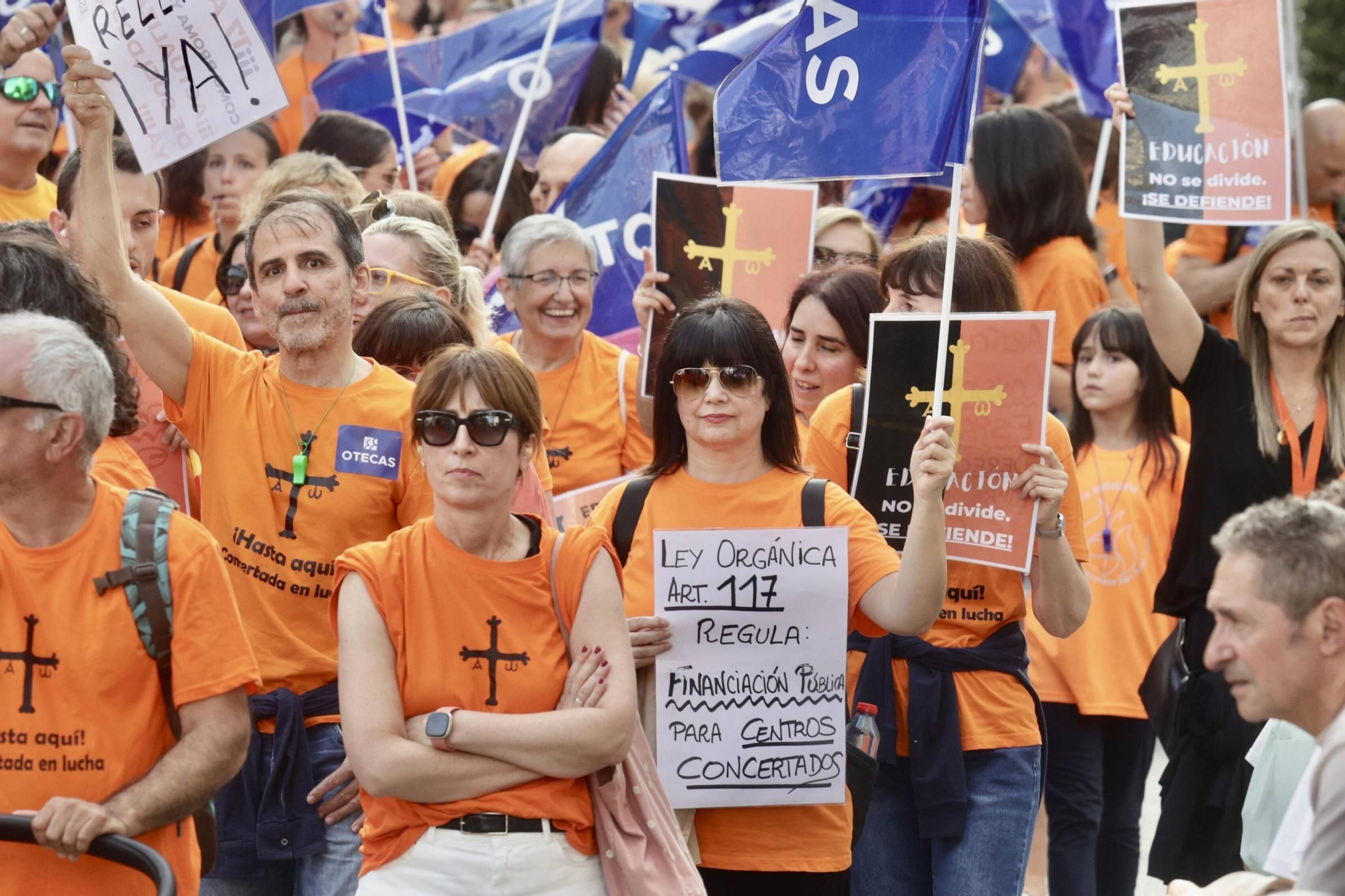 EN IMÁGENES | La marea naranja de profesores inunda Oviedo: manifestación de la escuela concertada