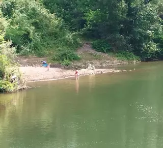 Los bañistas dejan las playas del Nalón tras el ahogamiento del joven en Las Caldas