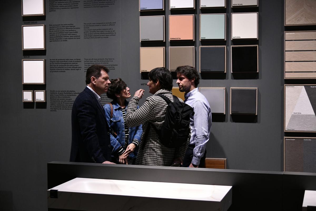 Visitantes en el 'showroom' de Zenon.