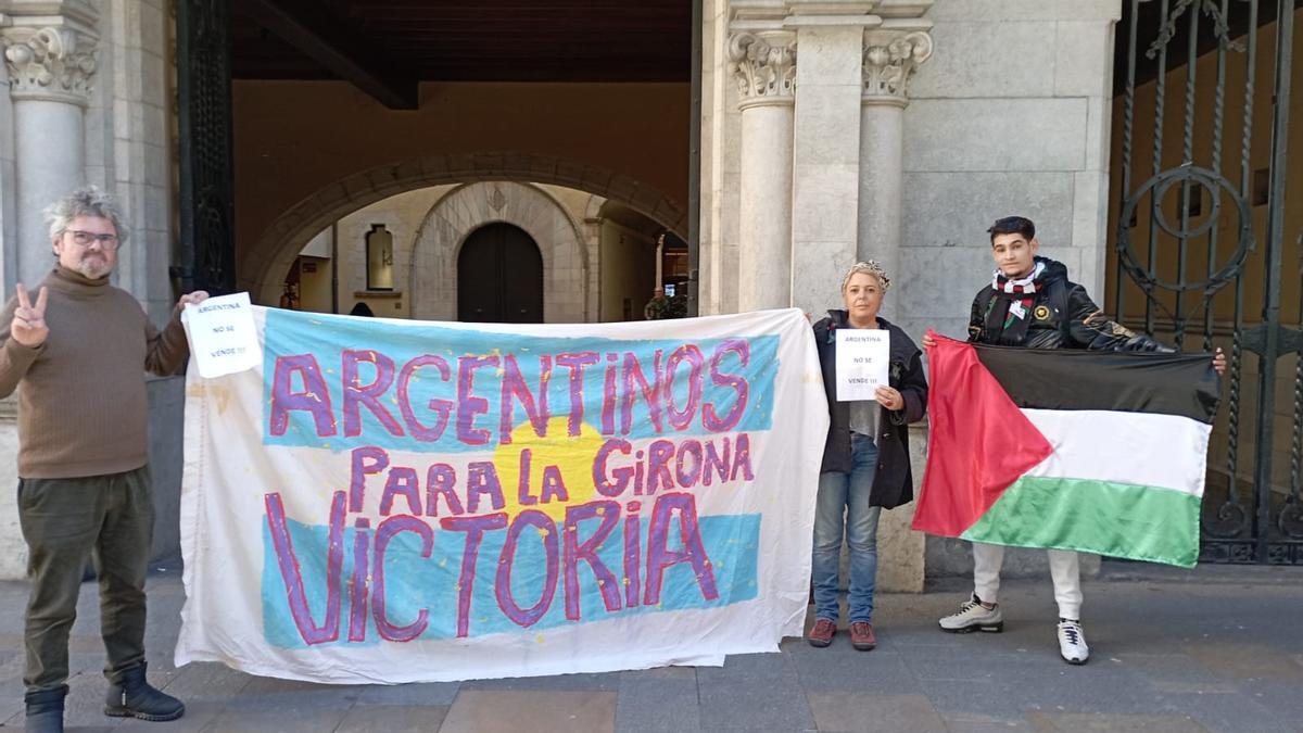 Concentració davant l'ajuntament de Girona