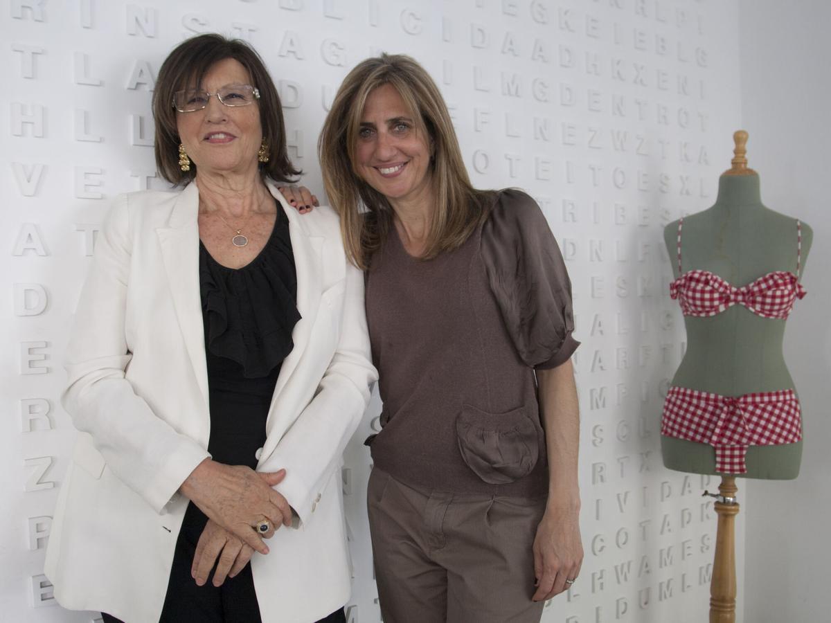BARCELONA 17/4/2013 DOMINICAL GUILLERMINA BAEZA Y BELEN LARRUY EN SU ESTUDIO DE MODA DE BAÃ?O FOTO DE JULIO CARBO