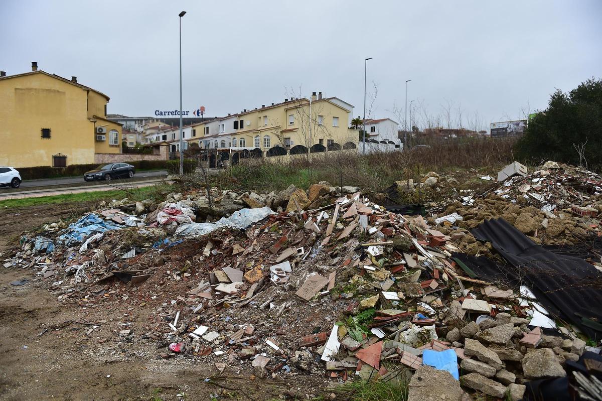 Restos de la escombrera de Plasencia todavía presentes en la zona.