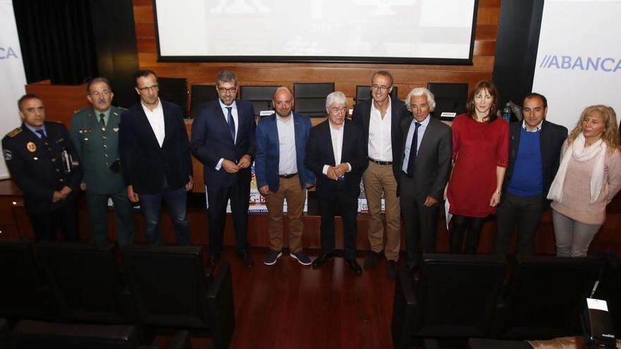 Organizadores, instituciones colaboradoras y patrocinadores, ayer, en la sede de Abanca. // Alba Villar