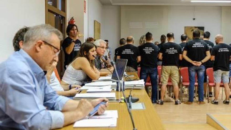 La protesta policial en el pleno y Espí mirando el móvil.