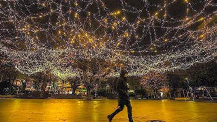 Alumeado navideño en praza de España.  // L. O.