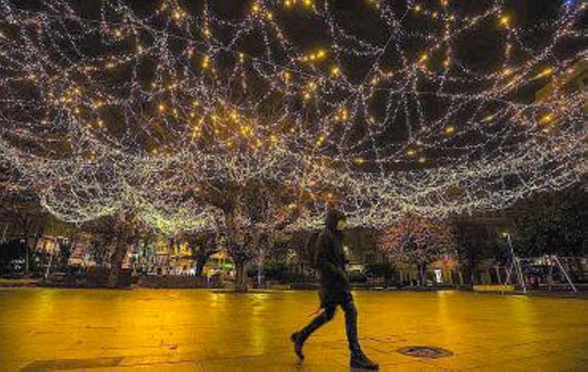 Alumeado navideño en praza de España. // L. O.