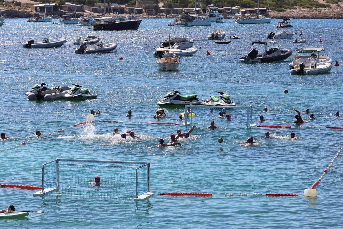 Imágenes de la jornada de fase de grupos del Beach Polo Sant Josep celebrado en Port des Torrent