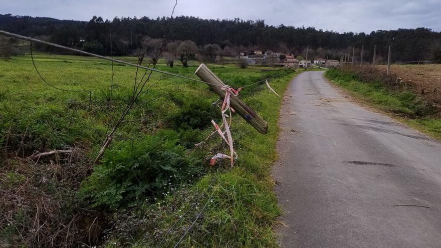 Un poste tumbado por el temporal en el rural estradense.