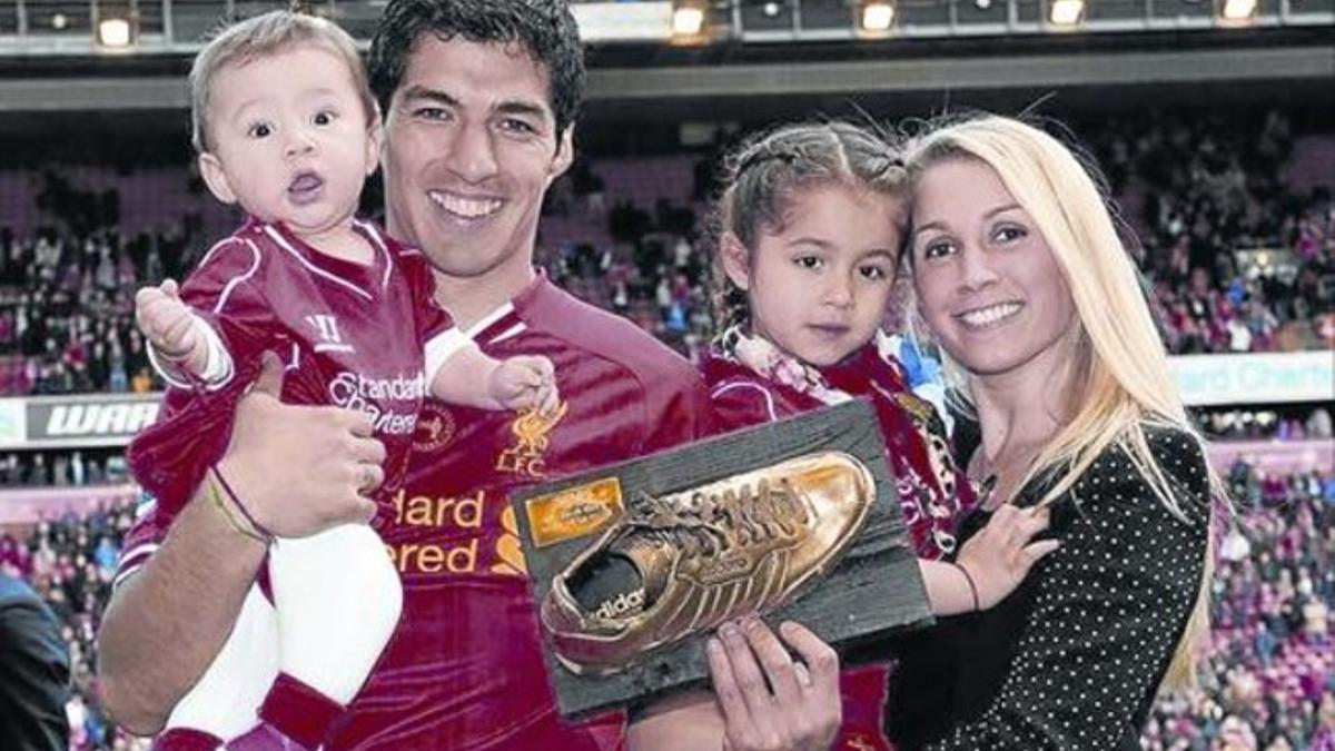 Luis Suárez, Sofía Balbi y sus dos hijos, Benjamín y Delfina, en mayo pasado en Anfield, el estadio del Liverpool.