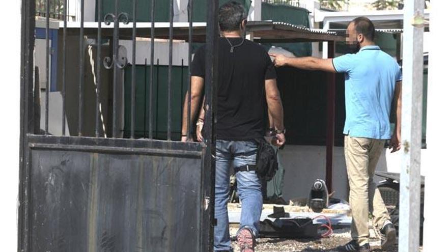 Imagen de uno de los registros que ayer llevó a cabo la Guardia Civil en Cala de Bou.