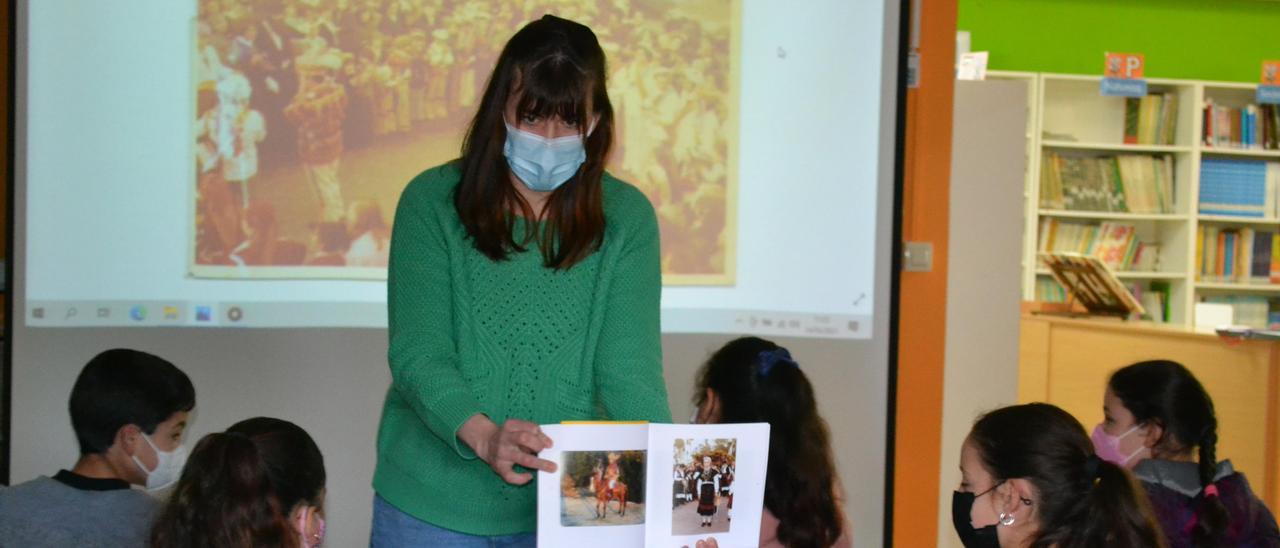 Alumnado del CEIP O Foxo participa en un taller de tradición oral.