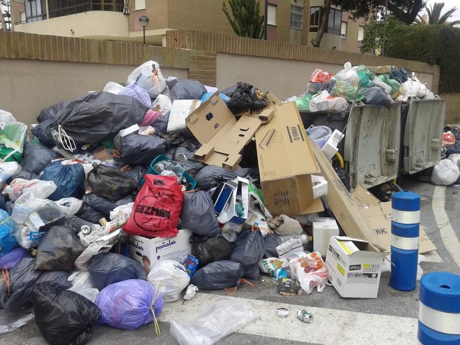 Varios días después de la desconvocatoria de la huelga de limpieza, la basura sigue acumulándose en las calles.