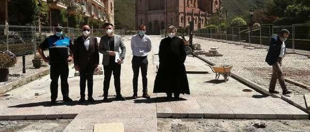 Gerardo López, Carlos González, Jorge García, José Manuel González, Adolfo Mariño y José Manuel Caldevilla, ayer en la explanada.