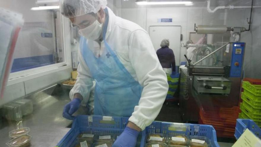 Dos trabajadores preparan la comida, en una imagen de archivo. |