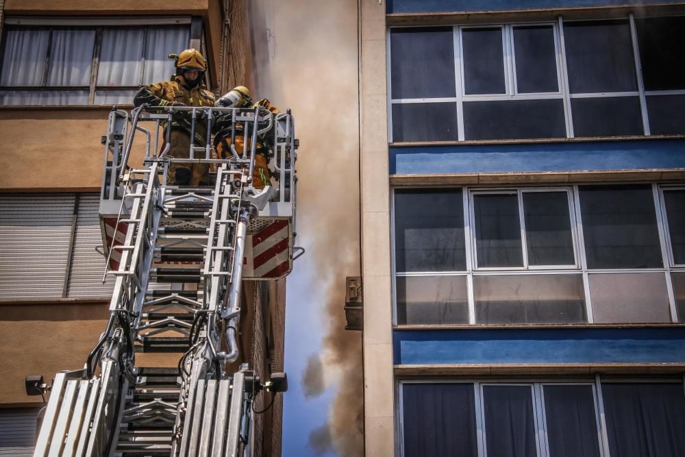 Un incendio arrasa una vivienda en Alcoy