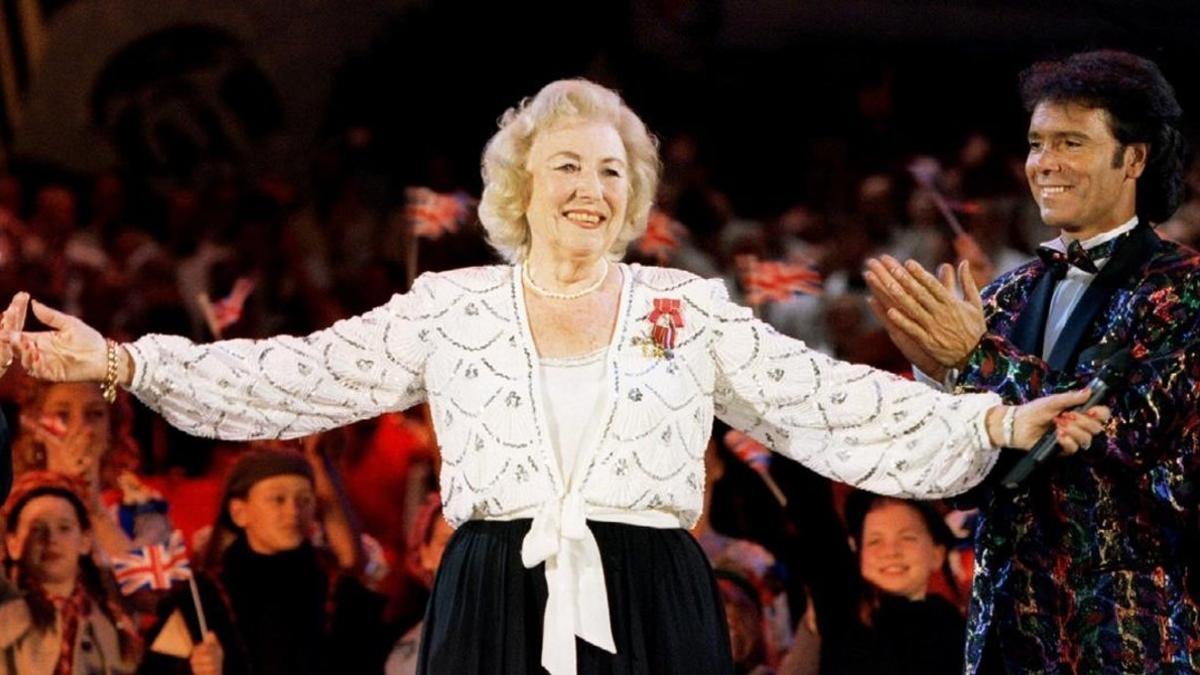 zentauroepp53797251 file photo  dame vera lynn receives the applause from the au200618110454