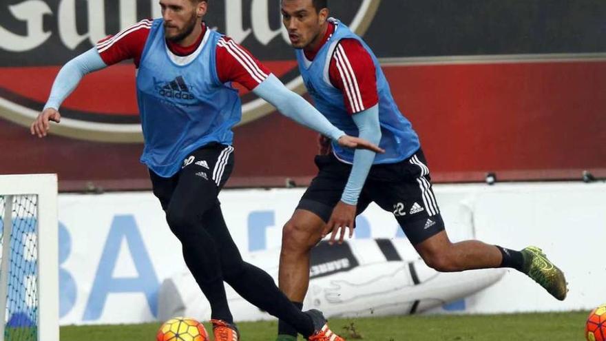 Sergi Gómez conduce la pelota perseguido por Cabral durante un reciente entrenamiento. // R. Grobas