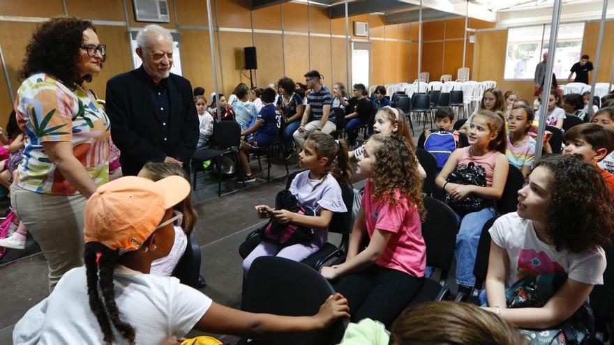 El escritor José María Merino, en una actividad celebrada con alumnos de colegios el pasado lunes en la Feria del Libro de Córdoba.