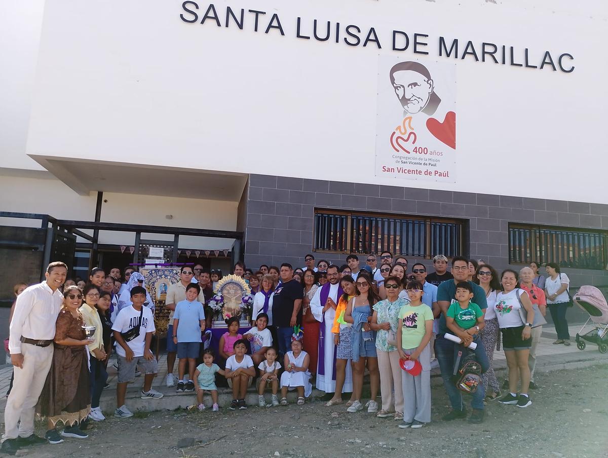 Files peruanos del Señor de los Milagros en la parroquia Santa Luisa de Marillac, en Las Palmas de Gran Canaria.