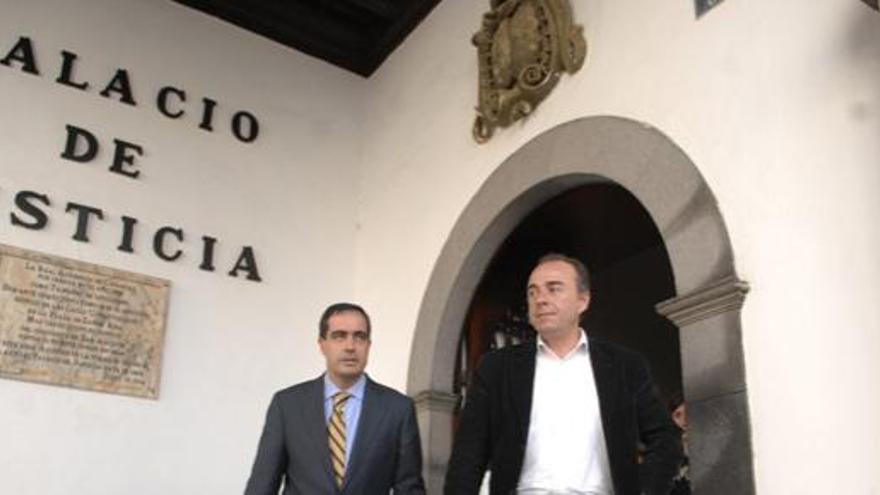 El exalcalde de Santa Cruz de Tenerife, Miguel Zerolo (d), tras una de sus comparecencias para declarar ante el TSJC. i LA PROVINCIA/DLP