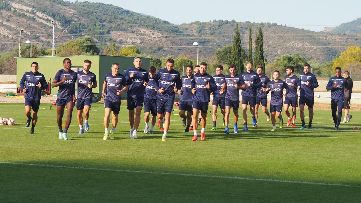 Los jugadores del Castellón, en un entrenamiento antes de quedar confinados por el brote de covid.