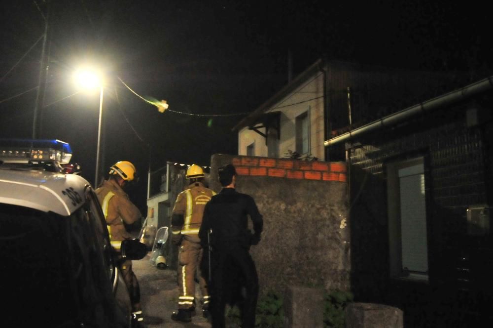 Efectivos del GOES de la Policía Nacional, frente a la vivienda del hombre.