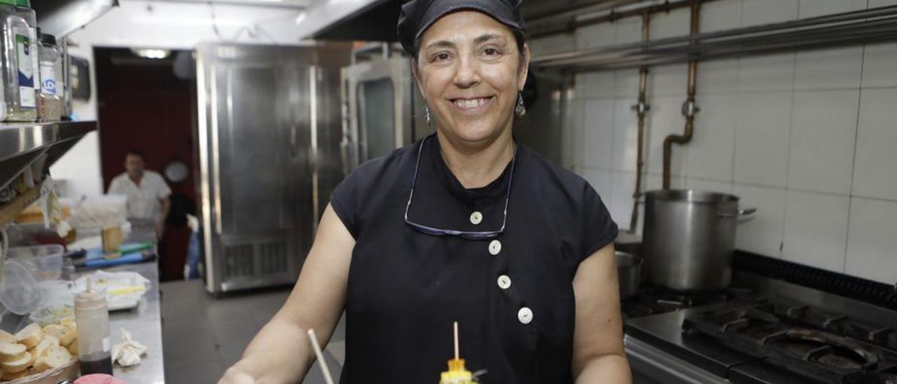 Pilar Meana, de La Cantina de Villalegre, muestra sus tapas.