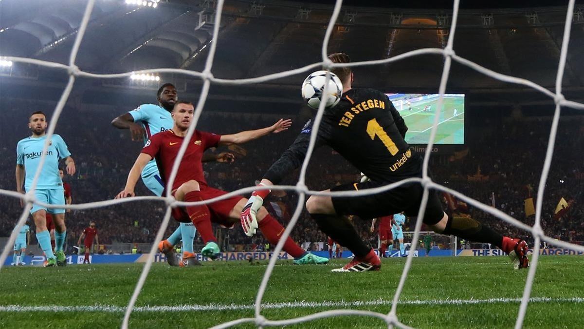 Dzeko bate a Ter Stegen en el 1-0 del Roma al Barcelona en el Estadio Olímpico.