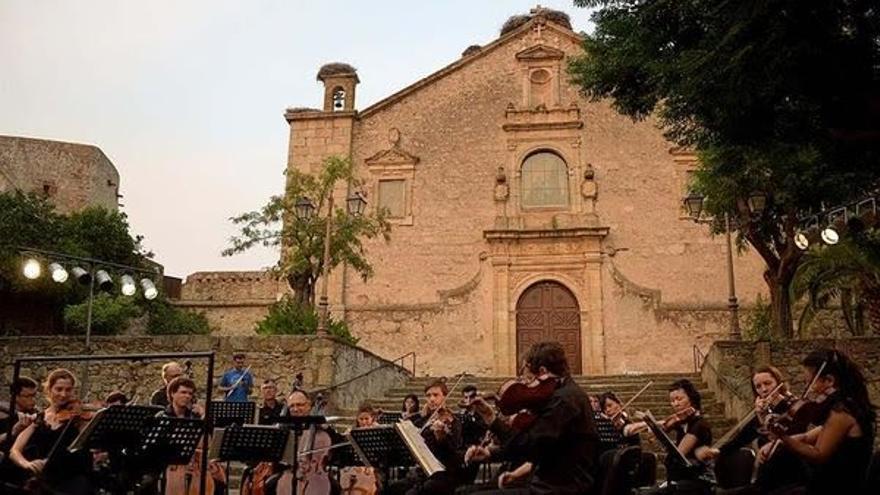 Concierto de música clásica en la explanada de la Iglesia de Rocamador.