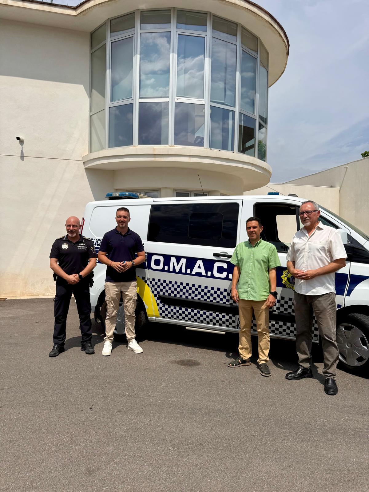 El vehículo está equipado con una oficina portátil